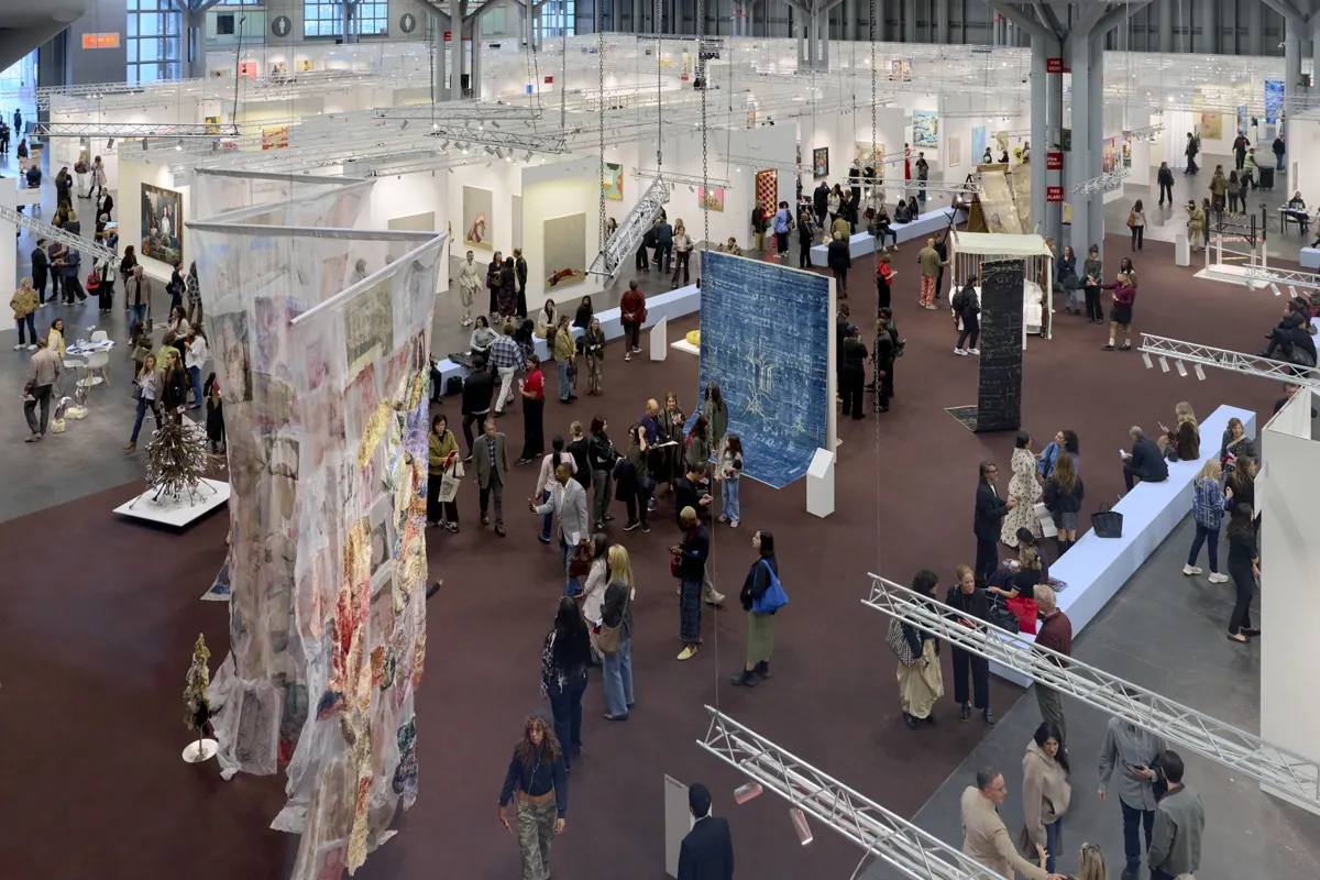 „The Armory Show 2026“ mugės salė Javitso centre Niujorke su galerijų stendais ir lankytojais