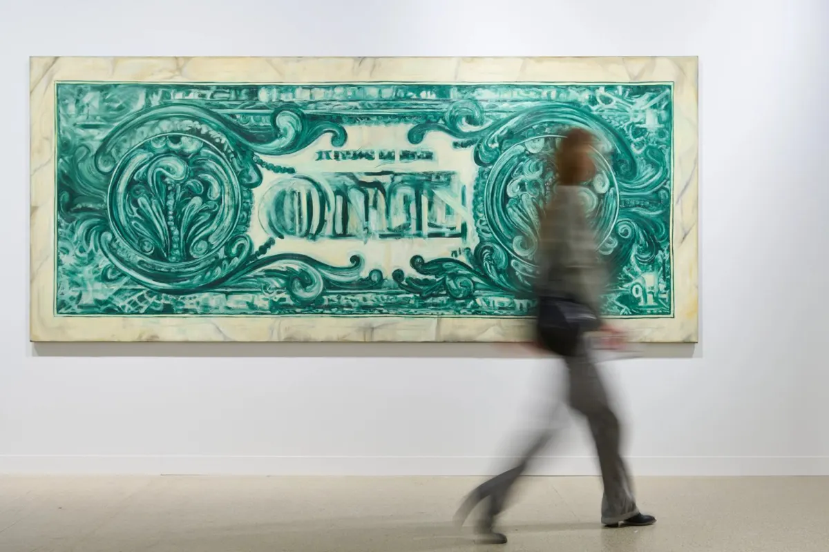 Lankytoja eina pro didelį paveikslą su žaliu dolerio banknotu Greene Naftali galerijos stende Art Basel mugėje