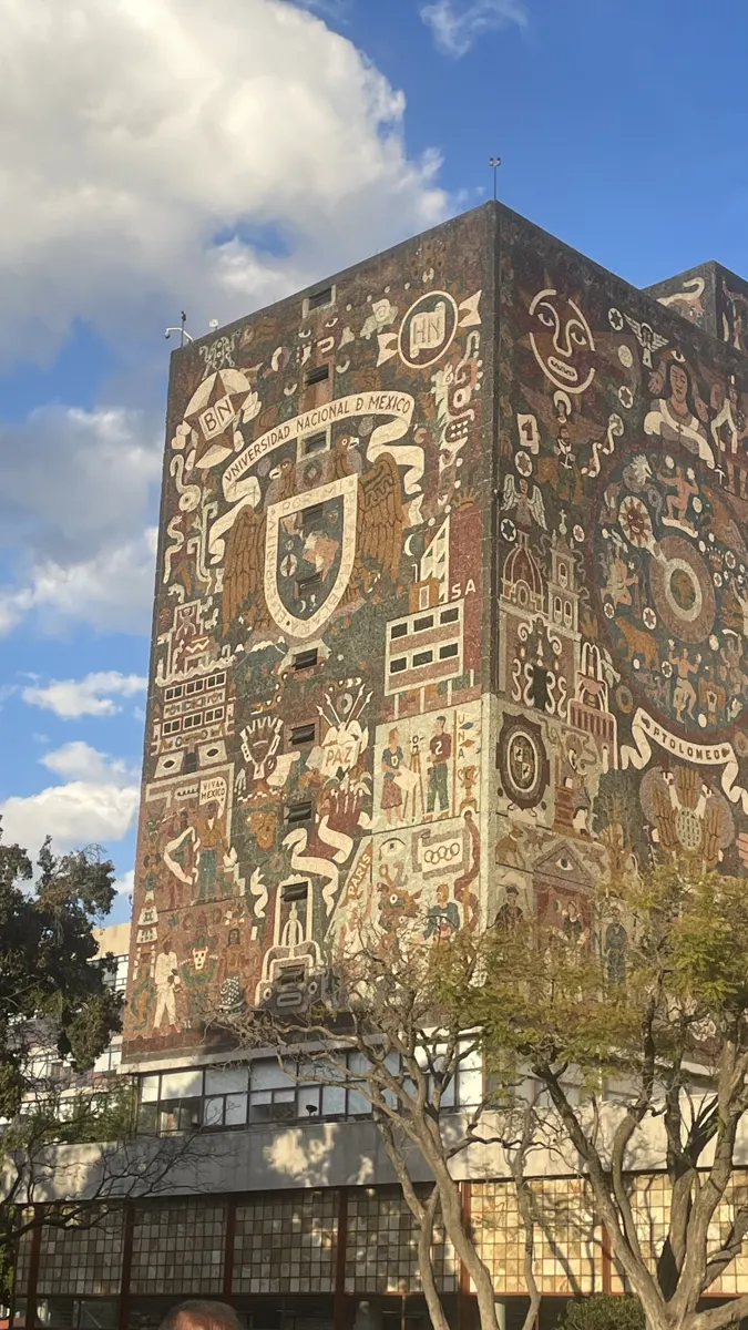 UNAM Centrinė biblioteka su Juano O'Gormano akmens mozaika, kurią taip pat numatoma restauruoti