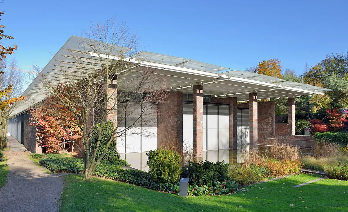 Renzo Piano suprojektuotas Fondation Beyeler pastatas Riehene, atidarytas 1997 m., ir vandens baseinas priešais jį