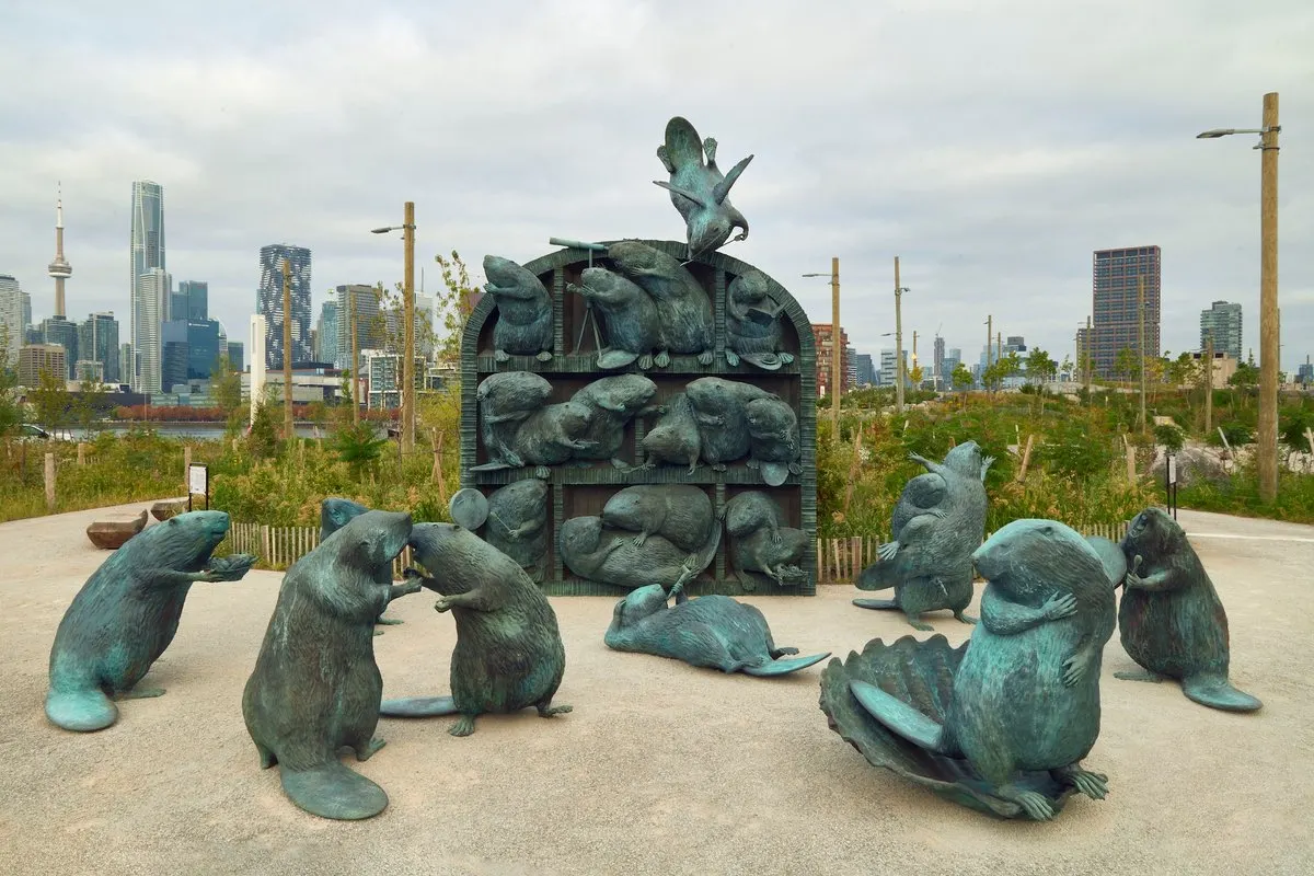 Kent Monkman, „The Colony“ (2026): bronziniai bebrai prie arkos formos „daugiabučio“, fone Toronto dangoraižiai