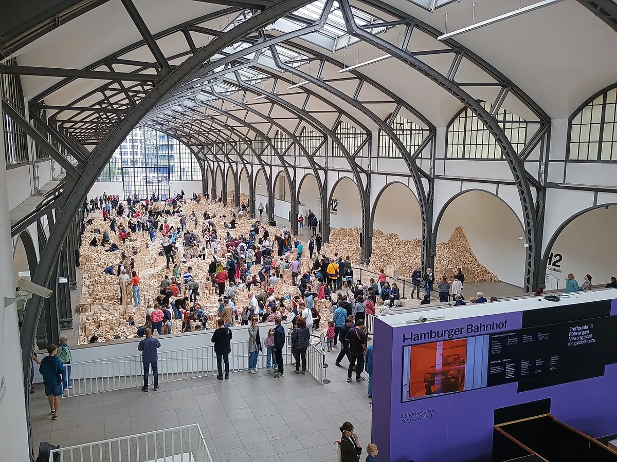 Linos Lapelytės instaliacija „We Make Years Out of Hours“ Hamburger Bahnhof salėje, 2026 m. birželis
