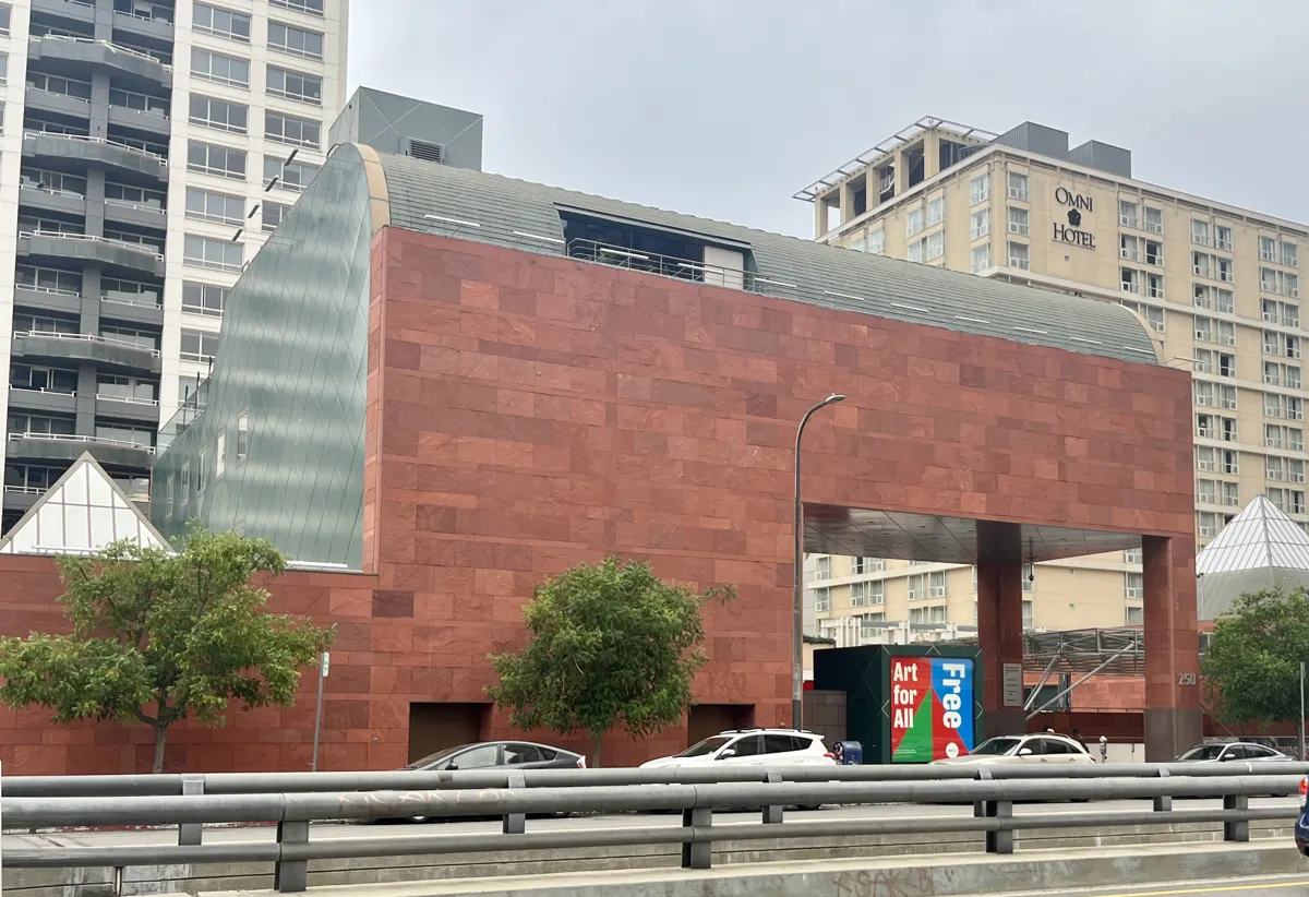 Los Andželo šiuolaikinio meno muziejaus MOCA pastatas Grand Avenue gatvėje, 2023 m. liepa