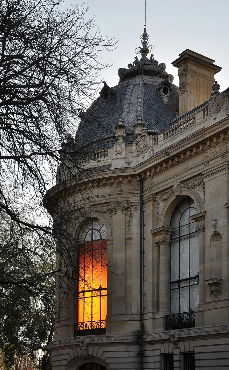 Paryžiaus Petit Palais pastato kupolas ir fasadas vakare
