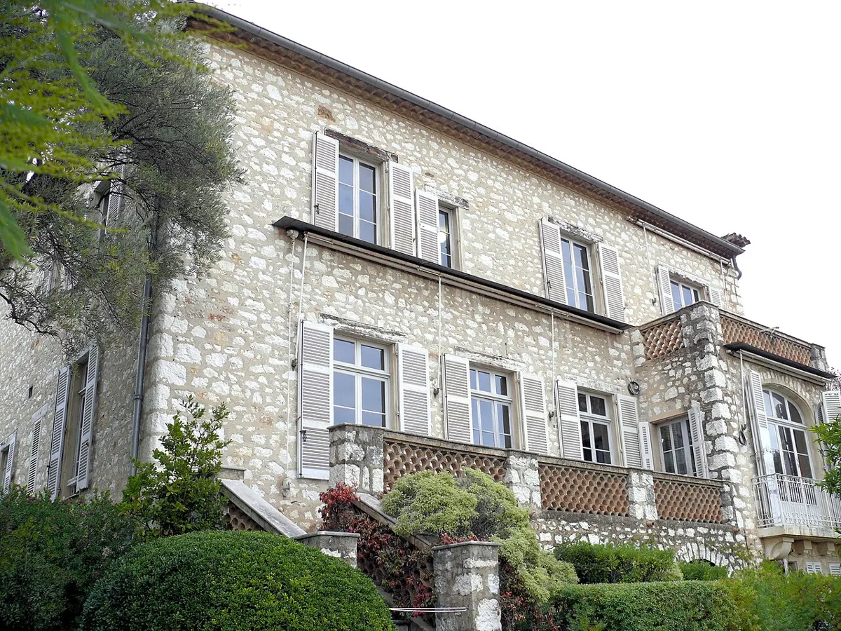 Renoir muziejus Les Collettes dvare Cagnes-sur-Mer: akmeninis namas su baltomis langinėmis ir sodu