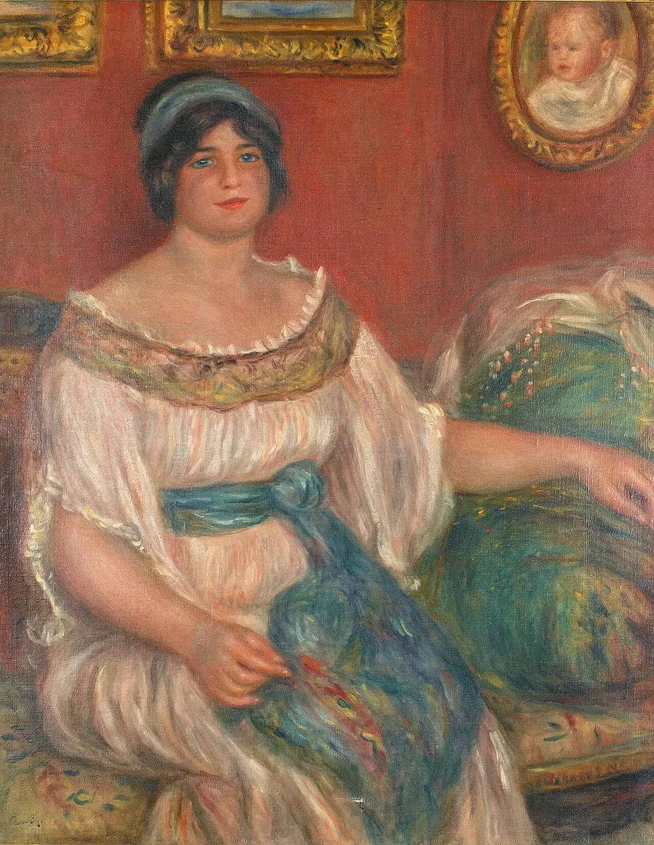 Pierre'as-Auguste'as Renoir, „Ponios Colonna Romano portretas“, apie 1910 m.: moteris baltu drabužiu su mėlynu kaspinu sėdi ant žalios sofos prie raudonos sienos