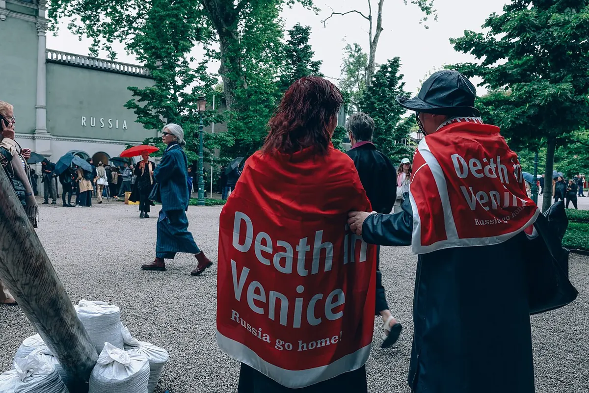 Protestuotojai prie Rusijos paviljono Venecijos bienalėje, 2026 m. gegužė