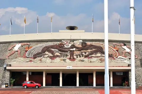 Diego Riveros akmens reljefas virš pagrindinio UNAM olimpinio stadiono įėjimo Meksike