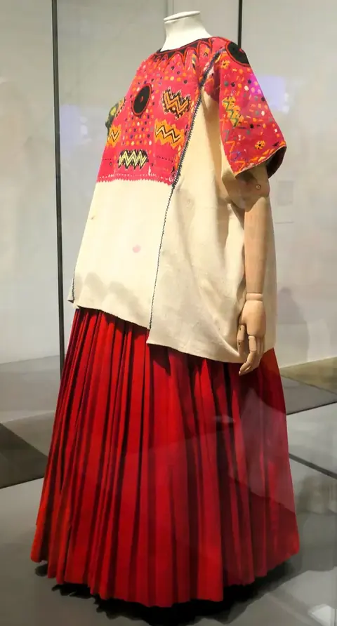 Fridos Kahlo tehuanos drabužis parodoje Tate Modern, 2026 m. rugpjūtis