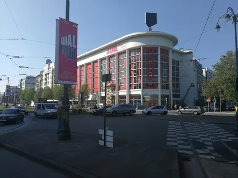 Buvęs „Citroën“ pastatas Izerio aikštėje Briuselyje, kuriame įsikūręs muziejus „Kanal–Centre Pompidou“
