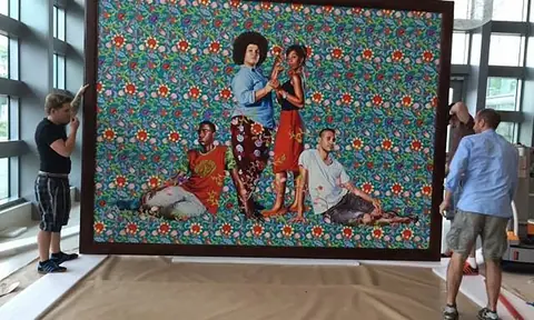 Kehinde Wiley paveikslas „Young Artists After Siamesas 1960“ kabinamas JAV ambasadoje Santo Dominge 2015 m.