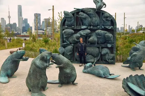 Kent Monkman prie savo skulptūros „The Colony“ (2026) Toronto Lassonde meno take