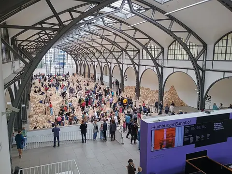 Linos Lapelytės instaliacija „We Make Years Out of Hours“ Hamburger Bahnhof salėje, 2026 m. birželis