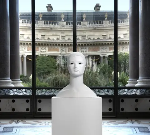 Baltas Prune Nourry biustas su marmurinėmis akimis Petit Palais salėje, parodos „Visionnaires“ vaizdas
