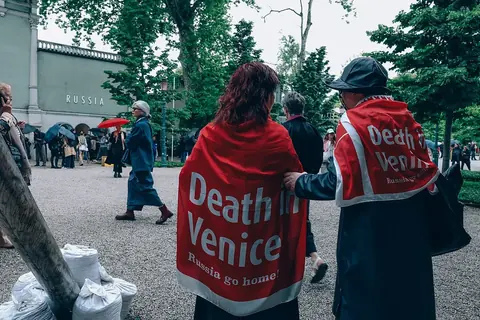 Protestuotojai prie Rusijos paviljono Venecijos bienalėje, 2026 m. gegužė